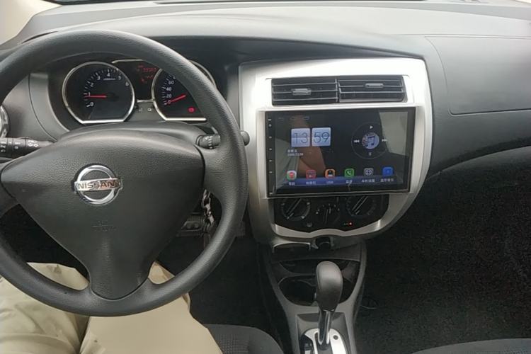 Used Nissan Livina 2015 1.6XE CVT Comfort Edition Center Console