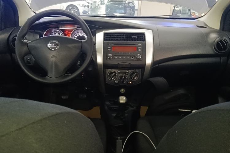 Used Nissan Livina 2015 1.6XE Manual Comfort Edition Center Console