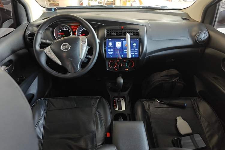 Used Nissan Livina 2015 1.6XE CVT Comfort Edition Center Console