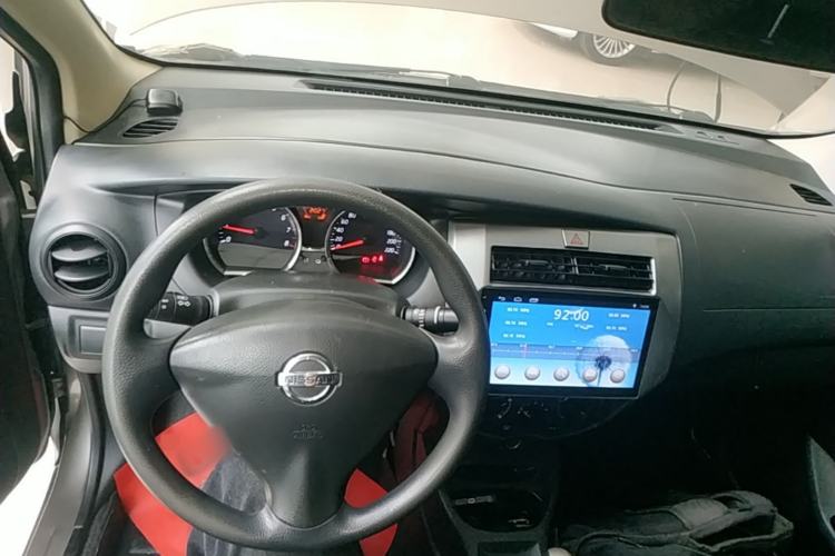 Used Nissan Livina 2015 1.6XE Manual Comfort Edition Center Console