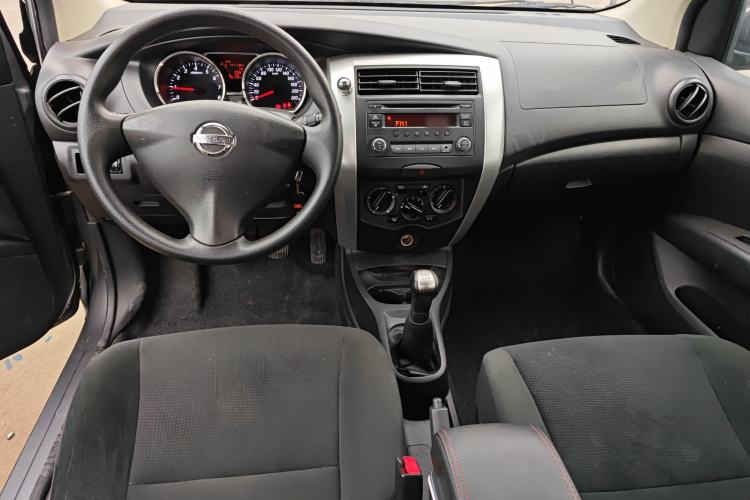 Used Nissan Livina 2015 1.6XE Manual Comfort Edition Center Console