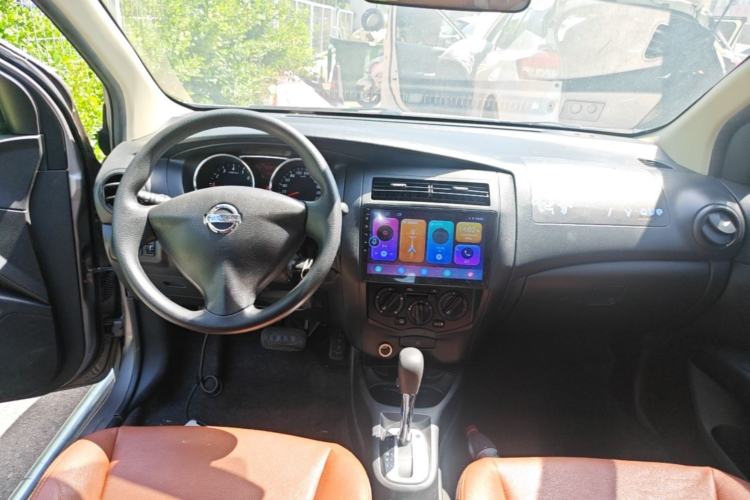 Used Nissan Livina 2015 1.6XE CVT Comfort Edition Center Console