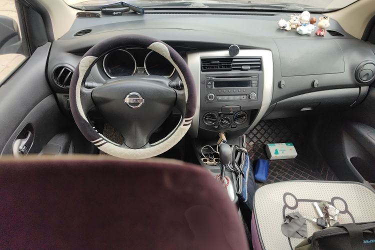 Used Nissan Livina 2015 1.6XE CVT Comfort Edition Center Console