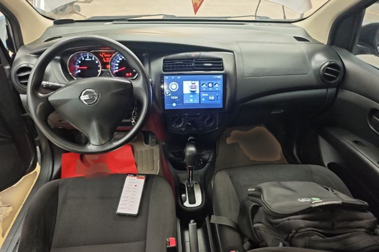 Used Nissan Livina 2015 1.6XE CVT Comfort Edition Center Console