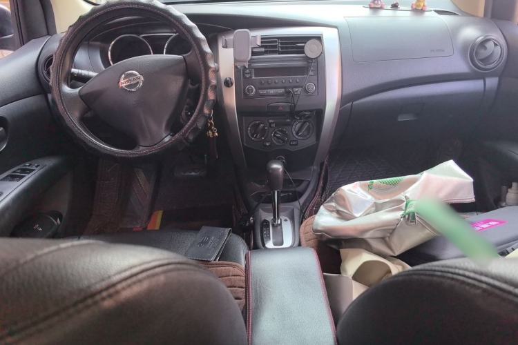 Used Nissan Livina 2015 1.6XE CVT Comfort Edition Center Console