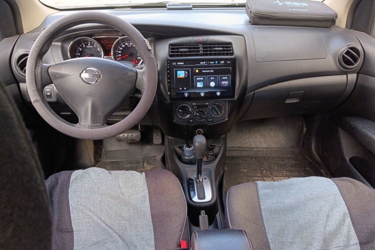 Used Nissan Livina 2015 1.6XE CVT Comfort Edition Center Console