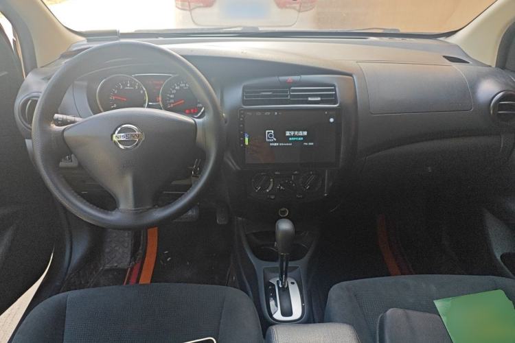 Used Nissan Livina 2015 1.6XE CVT Comfort Connect Edition Center Console