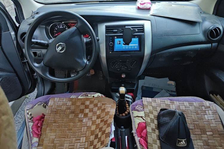 Used Nissan Livina 2015 1.6XE Manual Comfort Edition Center Console