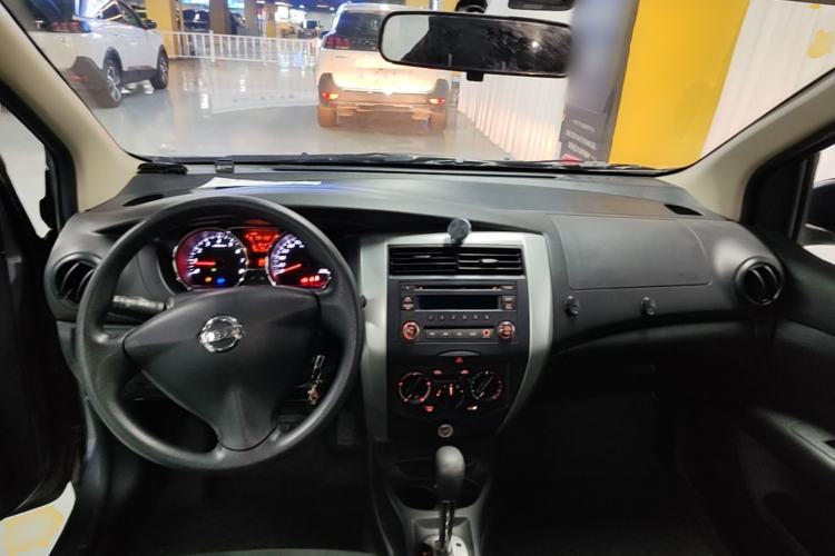 Used Nissan Livina 2015 1.6XE CVT Comfort Edition Center Console