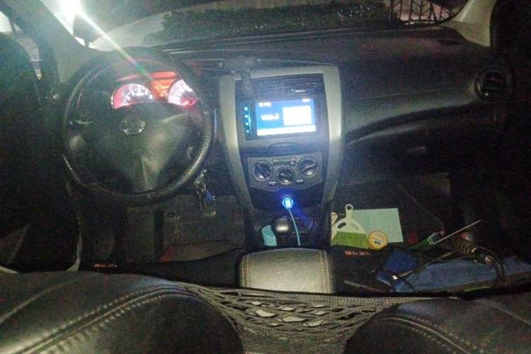Used Nissan Livina 2015 1.6XE Manual Comfort Edition Center Console