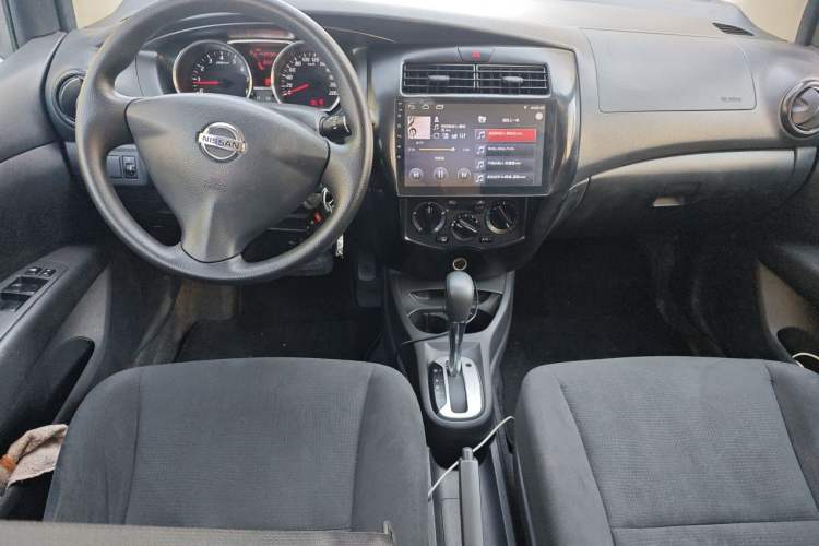 Used Nissan Livina 2015 1.6XE CVT Comfort Edition Center Console
