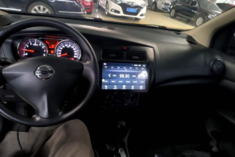 Used Nissan Livina 2015 1.6XE CVT Comfort Edition Center Console