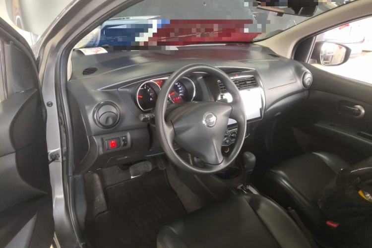Used Nissan Livina 2015 1.6XE CVT Comfort Edition Center Console