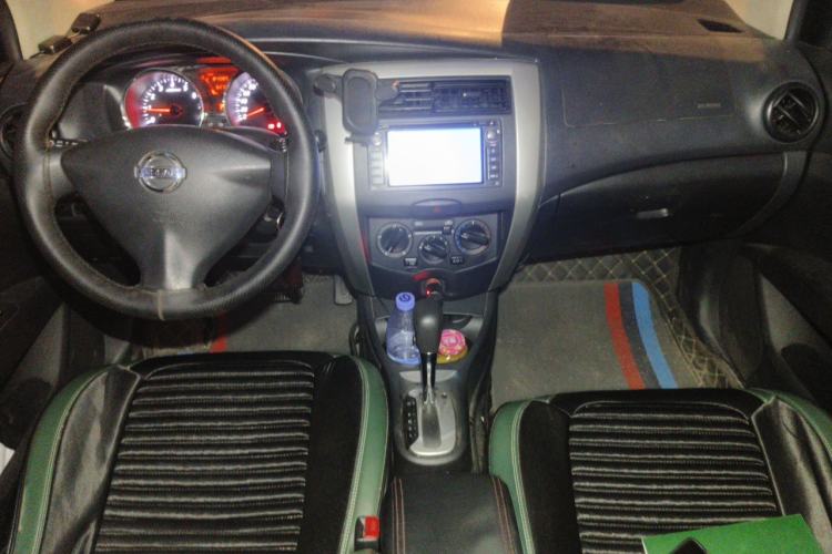 Used Nissan Livina 2015 1.6XE CVT Comfort Edition Center Console