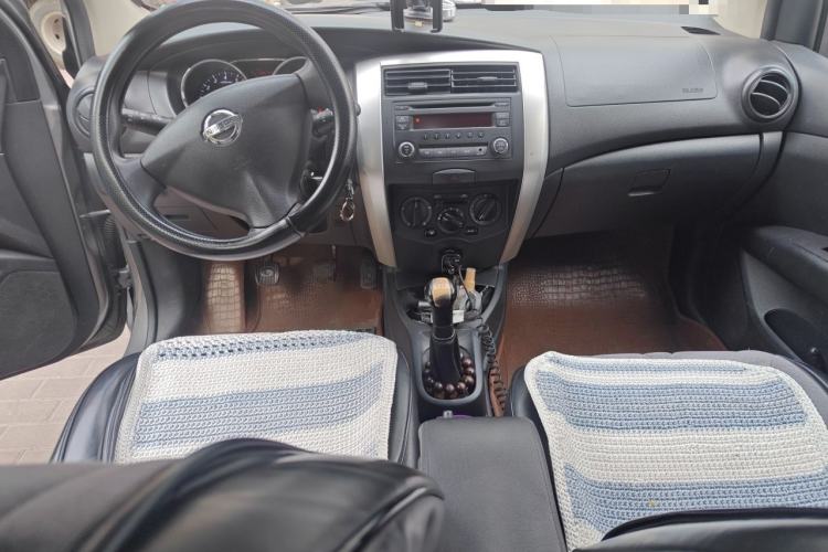 Used Nissan Livina 2015 1.6XE Manual Comfort Edition Center Console