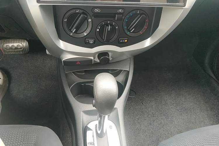 Used Nissan Livina 2015 1.6XE CVT Comfort Edition Gear Lever