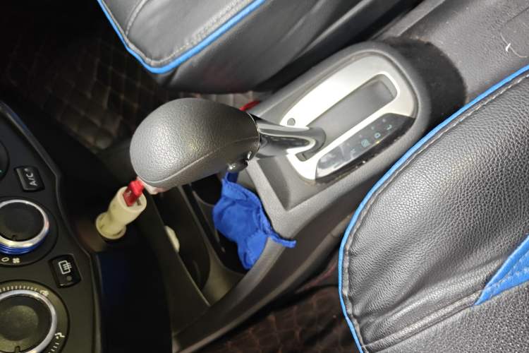 Used Nissan Livina 2015 1.6XE CVT Comfort Edition Gear Lever