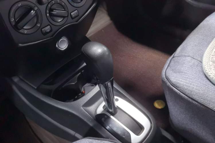 Used Nissan Livina 2015 1.6XE CVT Comfort Edition Gear Lever