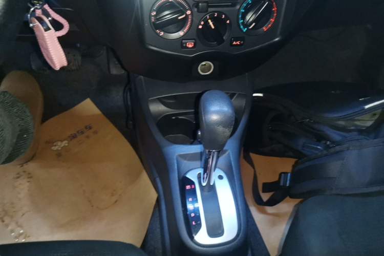 Used Nissan Livina 2015 1.6XE CVT Comfort Edition Gear Lever