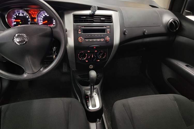 Used Nissan Livina 2015 1.6XE CVT Comfort Edition Gear Lever