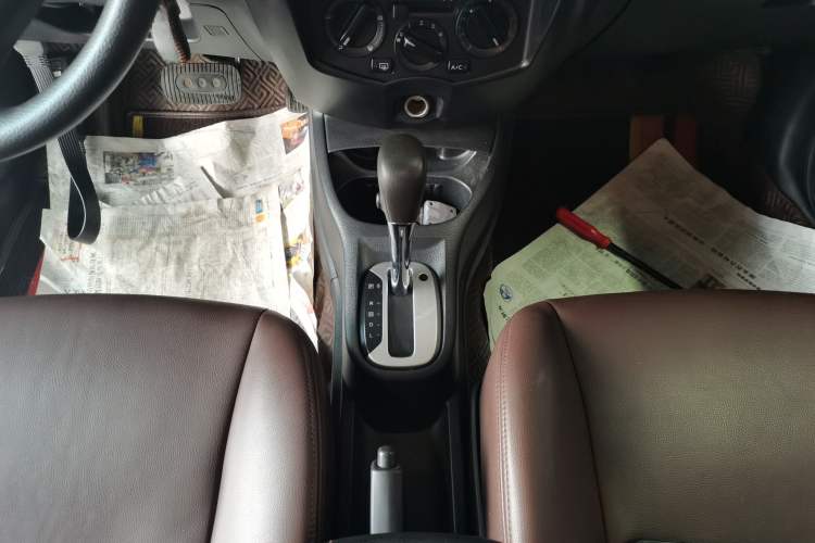Used Nissan Livina 2015 1.6XE CVT Comfort Edition Gear Lever