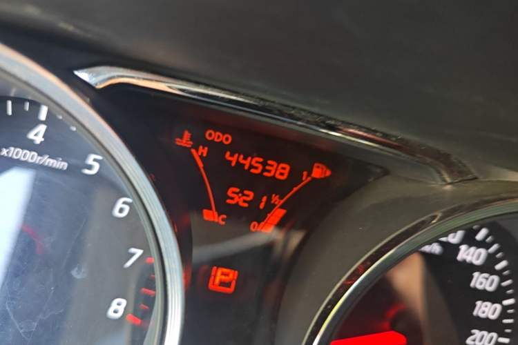Used Nissan Livina 2015 1.6XE CVT Comfort Connect Edition Odometer Close Up