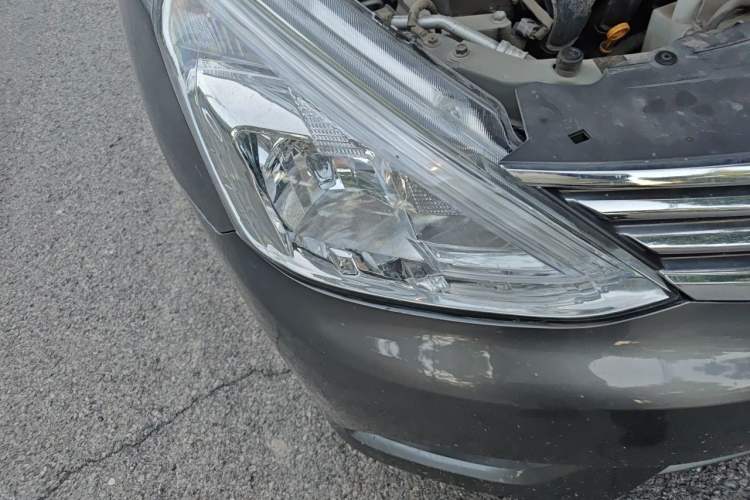 Used Nissan Livina 2015 1.6XE Manual Comfort Edition Right Front Headlight