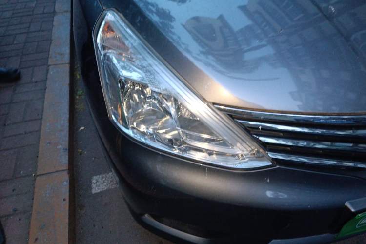 Used Nissan Livina 2015 1.6XE Manual Comfort Edition Right Front Headlight