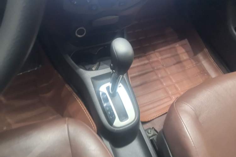 Used Nissan Livina 2015 Jinrui 1.6XV CVT Cool Cafe Edition Gear Lever