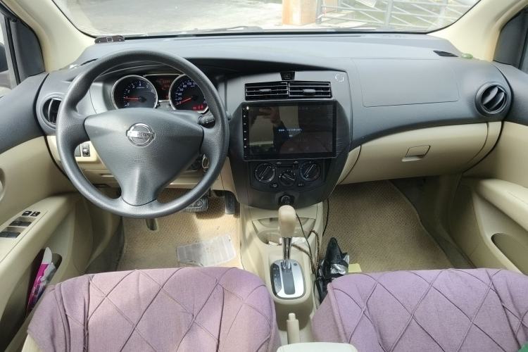 Used Nissan Livina 2015 1.6XE CVT Comfort Edition Center Console