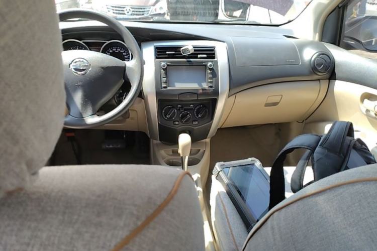 Used Nissan Livina 2015 1.6XE CVT Comfort Edition Center Console