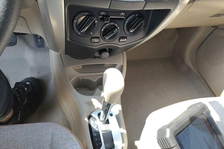 Used Nissan Livina 2015 1.6XE CVT Comfort Edition Gear Lever