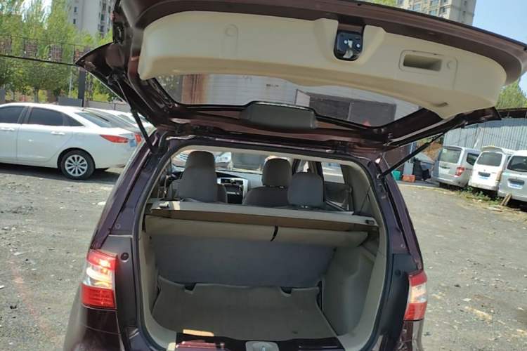 Used Nissan Livina 2015 1.6XE CVT Comfort Edition Trunk