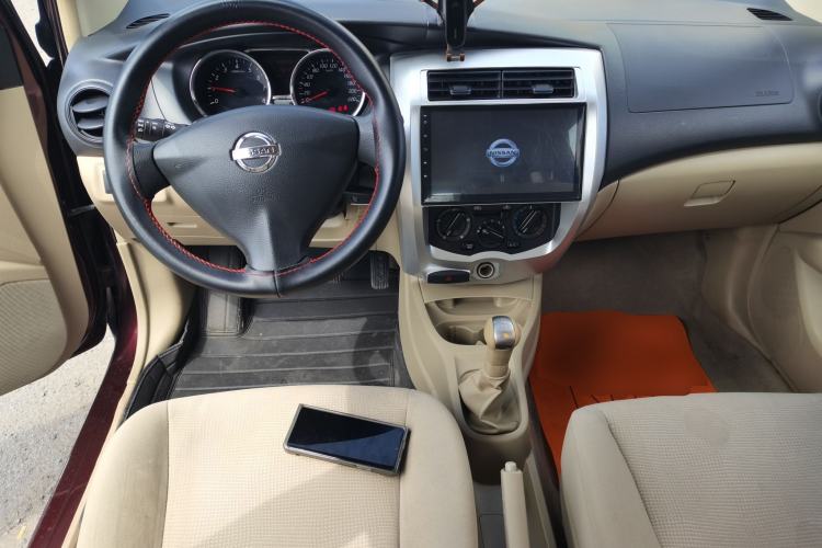 Used Nissan Livina 2015 1.6XE Manual Comfort Edition Center Console