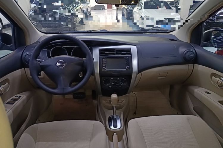 Used Nissan Livina 2015 1.6XE CVT Comfort Edition Center Console