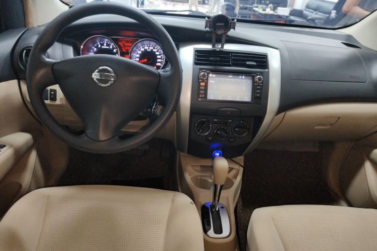 Used Nissan Livina 2015 1.6XE CVT Comfort Edition Center Console