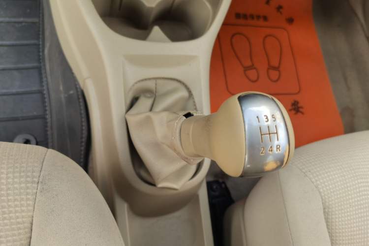 Used Nissan Livina 2015 1.6XE Manual Comfort Edition Gear Lever