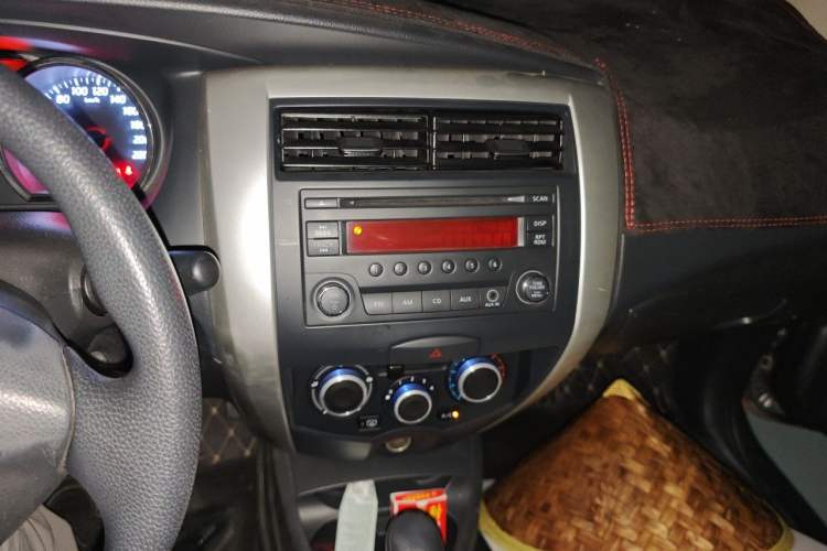 Used Nissan Livina 2015 1.6XE CVT Comfort Edition Audio And AC Panel