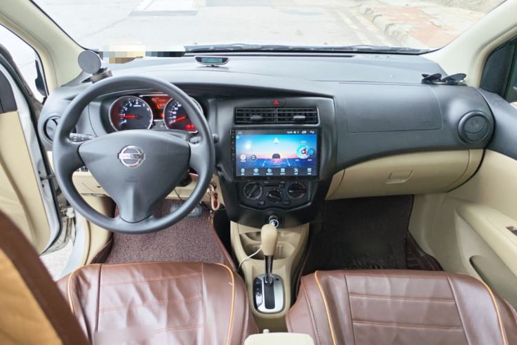 Used Nissan Livina 2015 1.6XE CVT Comfort Edition Center Console