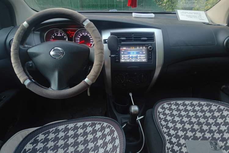 Used Nissan Livina 2015 1.6XE Manual Comfort Edition Center Console