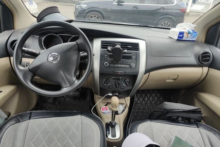 Used Nissan Livina 2015 1.6XE CVT Comfort Edition Center Console