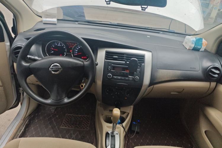 Used Nissan Livina 2015 1.6XE CVT Comfort Edition Center Console