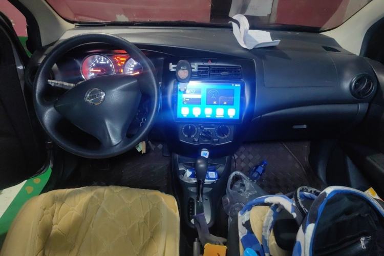 Used Nissan Livina 2015 1.6XE CVT Comfort Edition Center Console