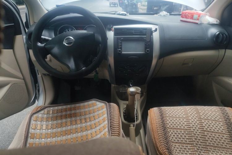 Used Nissan Livina 2015 1.6XE Manual Comfort Edition Center Console