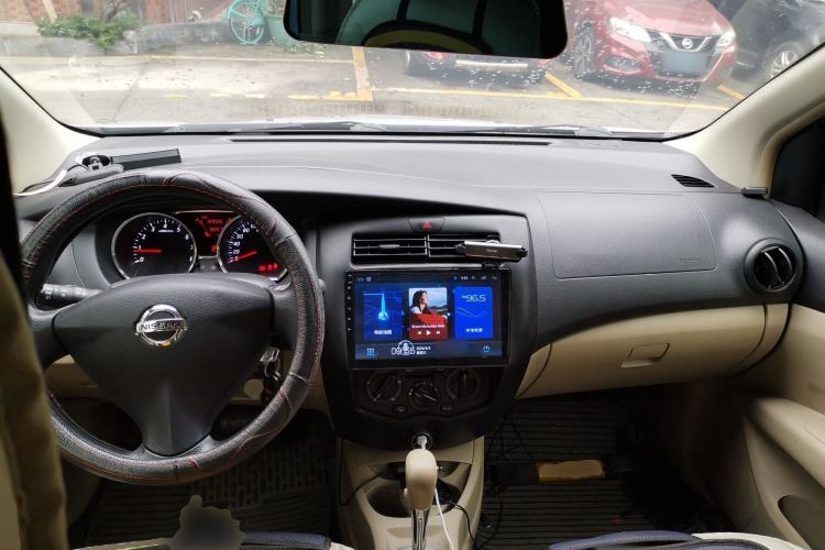 Used Nissan Livina 2015 1.6XE CVT Comfort Edition Center Console