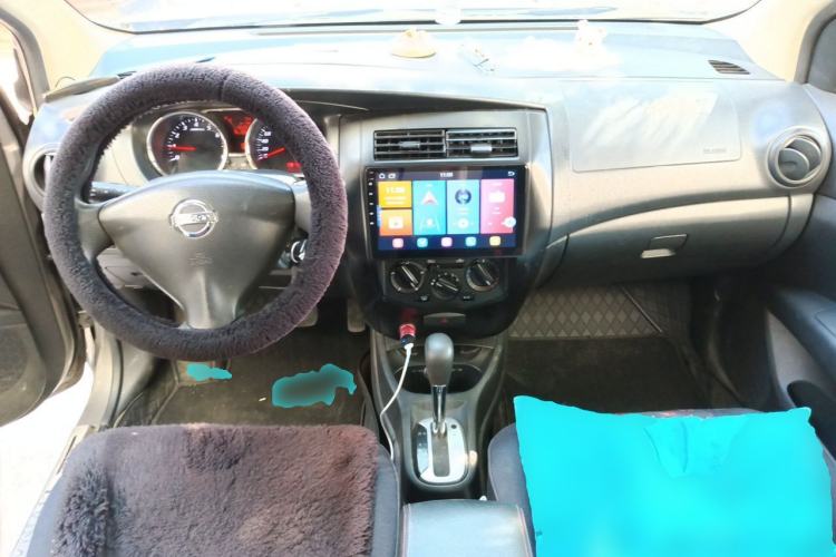 Used Nissan Livina 2015 1.6XE CVT Comfort Edition Center Console