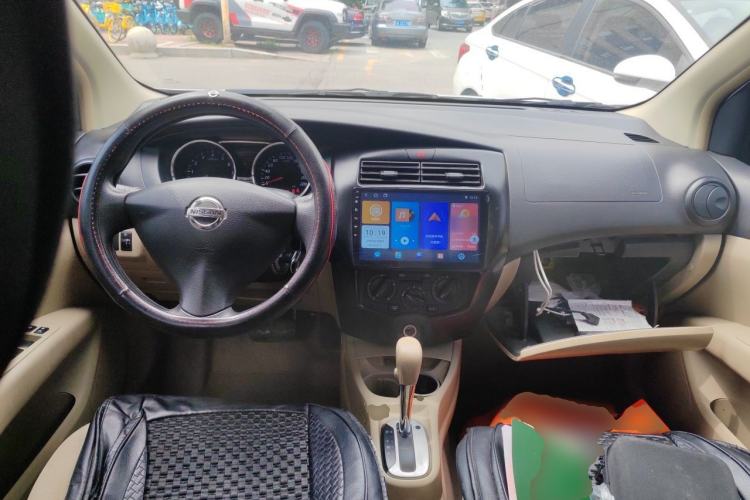 Used Nissan Livina 2015 1.6XE CVT Comfort Edition Center Console