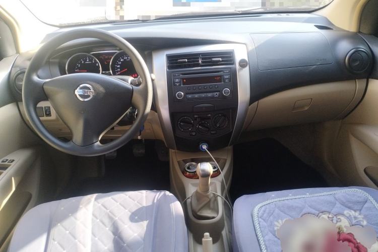 Used Nissan Livina 2015 1.6XE Manual Comfort Edition Center Console