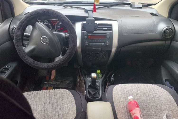 Used Nissan Livina 2015 1.6XE Manual Comfort Edition Center Console