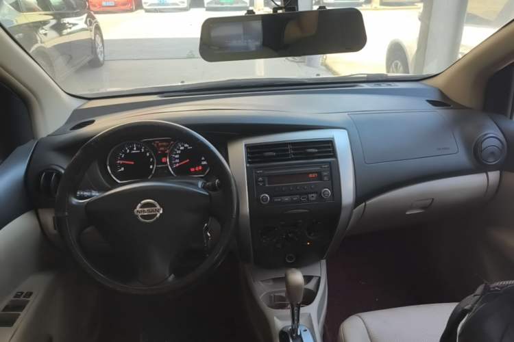 Used Nissan Livina 2015 1.6XE CVT Comfort Edition Center Console